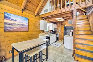 オキーチョビーにあるOkeechobee Cabin in Waterfront Community with Dock!の木製の壁のキッチン、カウンター(テーブル付) +16枚の写真