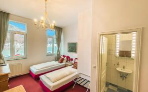 - Baño con 2 camas y lavamanos en Hotel zum Goldenen Löwen, en Sankt Goar