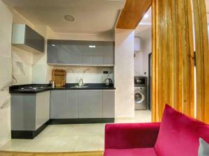 A kitchen or kitchenette at Velasquez Appart Hotel 1