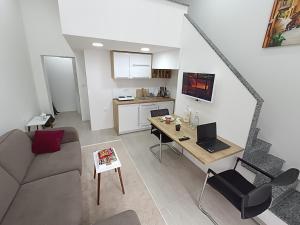 比耶洛波列Korzo Apartment的客厅里有一张沙发和一张带笔记本电脑的桌子