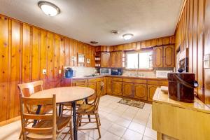 Kuchyň nebo kuchyňský kout v ubytování Pet-Friendly Youngstown Cottage with Yard
