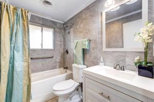 Koupelna v ubytování Pet-Friendly Youngstown Cottage with Yard + 18 fotografií