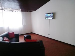 TV at/o entertainment center sa Apartamento Baruch