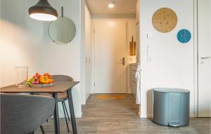 レンブルッフにあるLovely Apartment In Lembruchdümmer Seeのキッチン、ダイニングルーム(テーブル、ゴミ箱付)