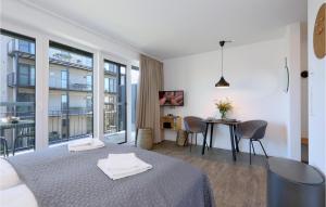 レンブルッフにあるLovely Apartment In Lembruchdümmer Seeのベッドとテーブルと椅子のある寝室 +23枚の写真