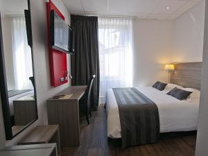 une chambre d'hôtel avec un lit et une télévision dans l'établissement Hôtel le Grillon, à Strasbourg