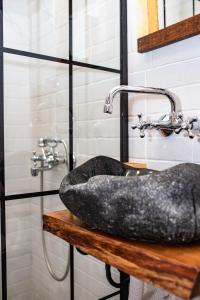 bagno con lavandino in pietra e doccia di Rustic Home Tara a Kaludjerske Bare