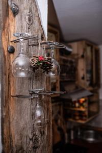 Un mucchio di bicchieri da vino appesi ad una porta di legno. di Rustic Home Tara a Kaludjerske Bare