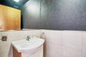 y baño con lavabo y espejo. en Rent Cramer en Buenos Aires