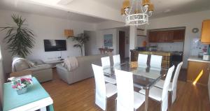 una sala da pranzo e un soggiorno con tavolo e sedie di Imperdible vista y ubicacion en Punta del Este a Punta del Este Altre 51 foto