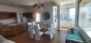 una cucina e una sala da pranzo con tavolo e sedie di Imperdible vista y ubicacion en Punta del Este a Punta del Este