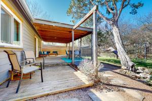 une terrasse en bois avec pergola sur une maison dans l'établissement Bluebonnet Bungalow, à Austin