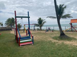 eine Gruppe von Spielgeräten am Strand in der Unterkunft Ancorar Porto de Galinhas in Porto De Galinhas
