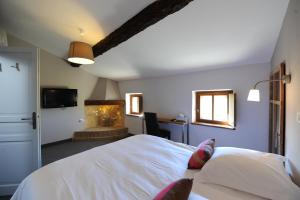 Säng eller sängar i ett rum på Logis Hôtel Château De Palaja