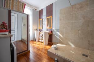 ein Bad mit einer großen Dusche in einem Zimmer in der Unterkunft Villa Hortebise in Salies-de-Béarn