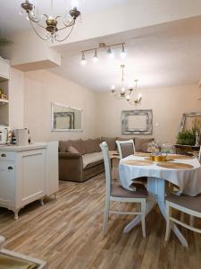 PORTO SOFIA في كومانوفو: غرفة معيشة مع طاولة وأريكة
