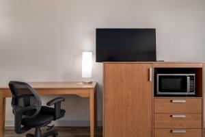 Un televizor și/sau centru de divertisment la Nevada Flats Hotel