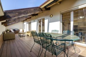 A seating area at Rizzoli Terrace Apartment