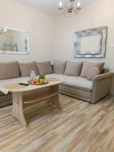 PORTO SOFIA في كومانوفو: غرفة معيشة مع أريكة وطاولة