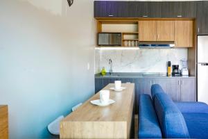 奧克斯特派克的住宿－Sierra Apartments- Estudios Oaxtepec，厨房配有木桌和蓝色椅子