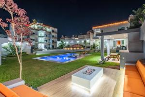 un patio trasero de una casa con piscina por la noche en Sierra Apartments- Estudios Oaxtepec, en Oaxtepec