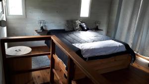 Ce lit superposé se trouve dans un dortoir doté d'une fenêtre. dans l'établissement La Maison De Valerie 2, à Punta del Diablo