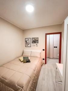 een slaapkamer met een groot bed in een kamer bij 583slm in Aosta