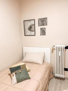 - une petite chambre avec un lit et un radiateur dans l'établissement 583slm, à Aoste