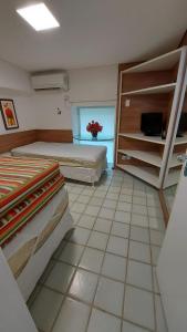1 Schlafzimmer mit 2 Betten und Fliesenboden in der Unterkunft Ancorar Porto de Galinhas in Porto De Galinhas + 46 Fotos