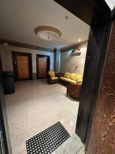 Vistas a una sala de estar con sofás en H.H apartments شقق مفروشة en Makkah