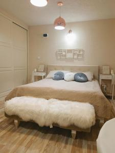 PORTO SOFIA في كومانوفو: غرفة نوم بسرير كبير عليها وسادتين
