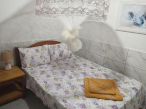 un dormitorio con una cama con una cabeza de conejo en Casa Bacana Boipeba, en Isla de Boipeba