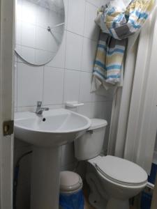Bilik mandi di Hostal MIRAMAR En Pleno Centro de Pozo Almonte