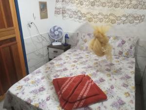 Un dormitorio con una cama con un osito de peluche encima. en Casa Bacana Boipeba, en Isla de Boipeba 20 fotos más