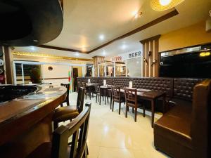 une salle à manger avec des tables et des chaises dans un restaurant dans l'établissement Drake Hotel Angeles City, à Ángeles
