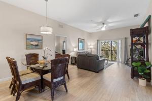 Χώρος καθιστικού στο 3bd Condo with Waterview's, 1700sq ft, 8 min to Disney