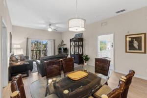 Χώρος καθιστικού στο 3bd Condo with Waterview's, 1700sq ft, 8 min to Disney