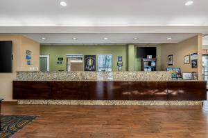 een grote lobby met een bar in het midden bij Best Western Cocoa Beach Hotel & Suites in Cocoa Beach