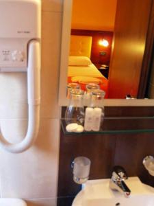 Koupelna v ubytování Hotel Filoxenia + 16 fotografií