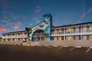 Pacific Coast Roadhouse Hotel في سان سيموان: مبنى به ديناصور مرسوم على جانبه