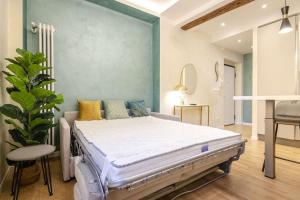 1 dormitorio con 1 cama grande en una habitación en Portanova Luxury Home en Bolonia