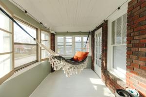 Ruang duduk di Historic Revival 2BR Midtown Memphis Free Parking Fast Wifi Free Parking Yes Pets