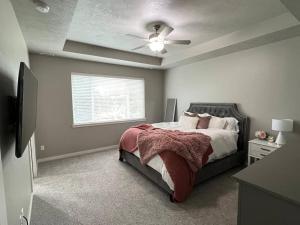 Schlafzimmer mit einem Bett und einem Deckenventilator in der Unterkunft Great Location! Modern 3 BR - Wifi - Netflix in Meridian
