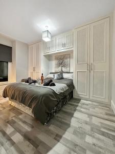 um quarto com uma cama grande num quarto em 3 bed home in Tonypandy with Balcony View Room em Llwyn-y-pia