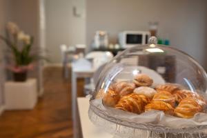 szklane danie wypełnione różnymi rodzajami wypieków w obiekcie GIO'EL Happiness Guest House w Bergamo +37 zdjęć