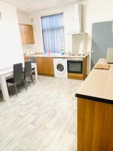 a kitchen with a washer and dryer in a room at Beautiful 4 Bedroom 2 bathroom House close to city centre in Leeds