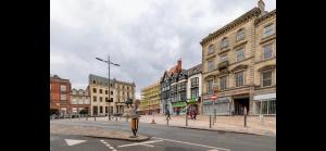 una strada vuota in una città con edifici di Studio - City Centre WV1 a Wolverhampton