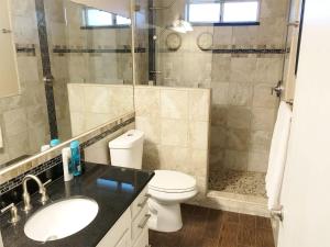 y baño con lavabo, aseo y ducha. en Beautiful Home in Downtown Phoenix, en Phoenix