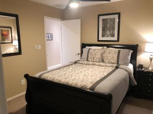 1 dormitorio con 1 cama, 2 lámparas y puerta en Beautiful Home in Downtown Phoenix, en Phoenix