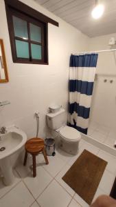 y baño con aseo, lavabo y ducha. en Casa da Baía en Angra dos Reis
